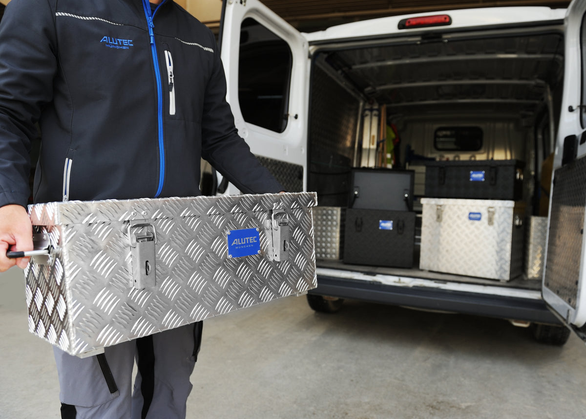 ALUTEC EXTREME Riffelblechbox wird in Sprinter geladen